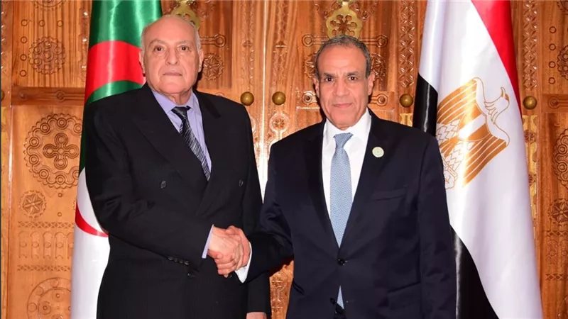 وزير الخارجية يبحث مع نظيره الجزائري دفع التعاون الثنائي والتنسيق إزاء القضايا الإقليمية