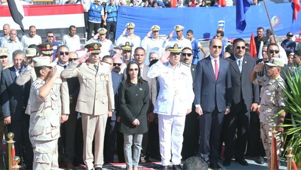 محافظ البحيرة تضع إكليلًا من الزهور على النصب التذكاري للجندي المجهول بدمنهور