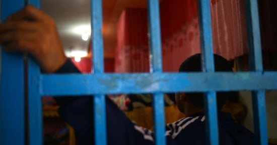 لسرقة هاتفه المحمول.. تجديد حبس عاطلين تعديا على شاب بالضرب فى المرج 15 يوما