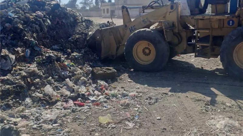 رفع 250 طن قمامة ومخلفات خلال حملة نظافة مكبرة بكوم حمادة بالبحيرة
