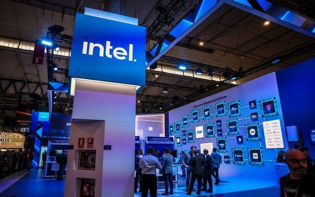 "إنتل" تهوي بفعل توقعات ضعيفة للربع الرابع وتراجع سوق الحواسيب