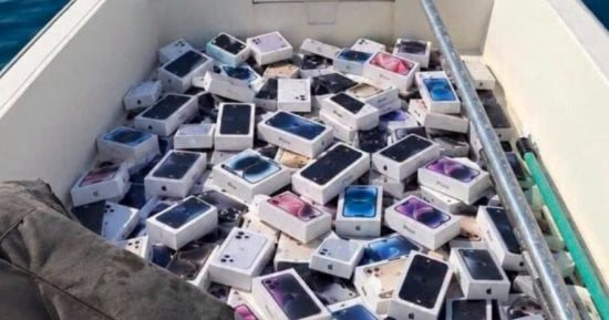 هواتف آيفون وعطور فاخرة تسبح فى مياه هرمز.. اعرف القصة «فيديو»