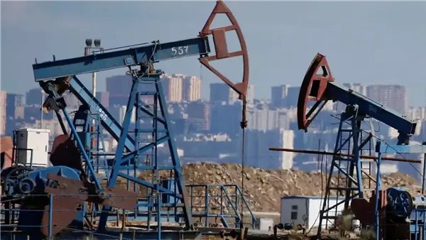 انخفاض أسعار النفط وسط ترقب الديزل الروسي وخام برنت يسجل 106.04 دولار للبرميل