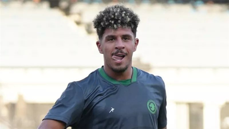أيمن أشرف يدافع عن مدافع الأهلي ويختار مهاجم مودرن سبورت للانضمام للفراعنة