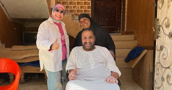 استجابة لليوم السابع.. سيدة التروسيكل بالفيوم تتسلم كرسي كهربائي لزوجها المريض
