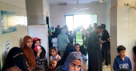 الكشف على 363 حالة بالقافلة الطبية بوادى النقرة بأسوان