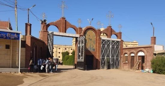 دخول أبناء الكنيسة للتخييم فى مزرعة دير مارجرجس بالرزيقات قبل بدء الاحتفالات