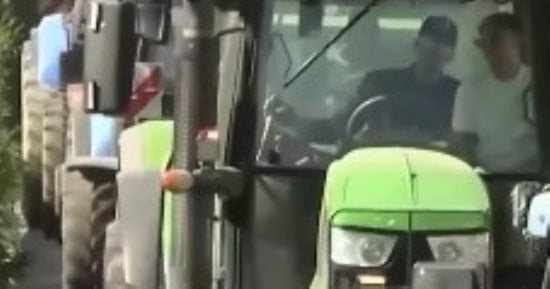 بالجرارات.. المزارعون فى إيطاليا يحتجون على غلاء الوقود وتكاليف الإنتاج