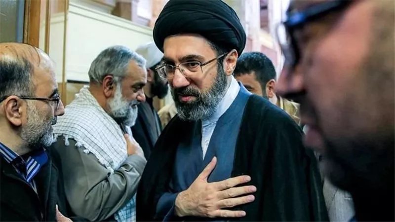 مجتبي خامنئي يلتقي كبار قادة القوات المسلحة لإيران ويصدر توجيهات استراتيجية