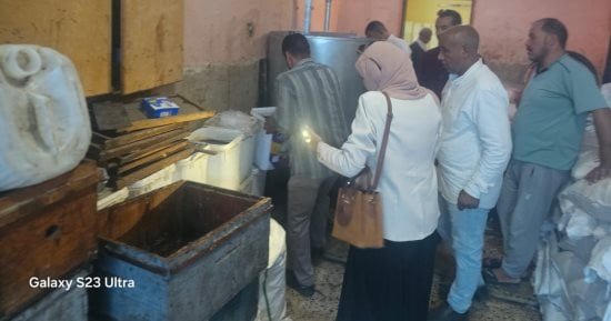 ضبط مصنع لتعبئة العسل ومصادرة 10 أجولة سكر خلال حملة تموينية فى منفلوط