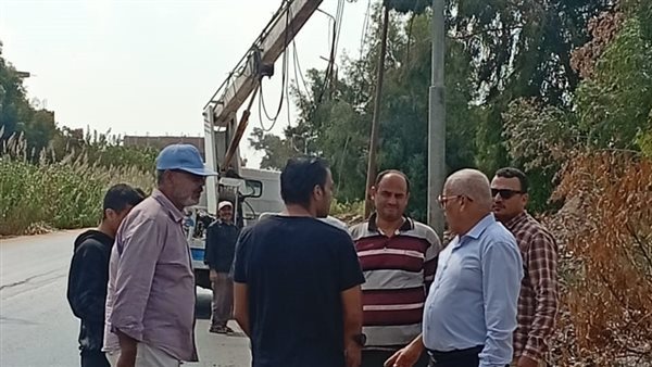 رئيس مدينة طوخ بالقليوبية يتابع أعمال إعادة الإنارة بطريق خط 12