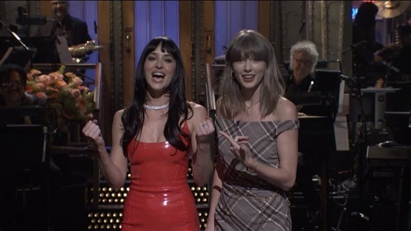 تايلور سويفت تفاجئ داكوتا جونسون في برنامج SNL.. وتسخر من علاقاتها العاطفية