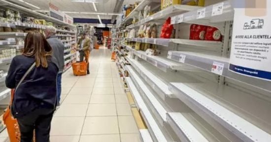 رفوف متاجر فارغة ومحطات بلا بنزين.. أزمة وقود وغذاء تضرب إيطاليا.. فيديو