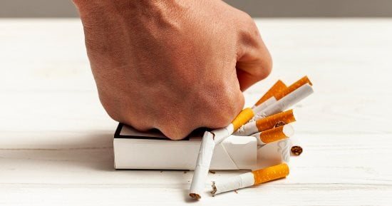 القانون يحظر التدخين بالأماكن العامة وغرامة تصل 20 ألف جنيه للمخالفين