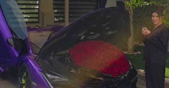 محمد سامى يفاجئ مى عمر بسيارة لامبورجينى فى عيد ميلادها والزهور تزينها