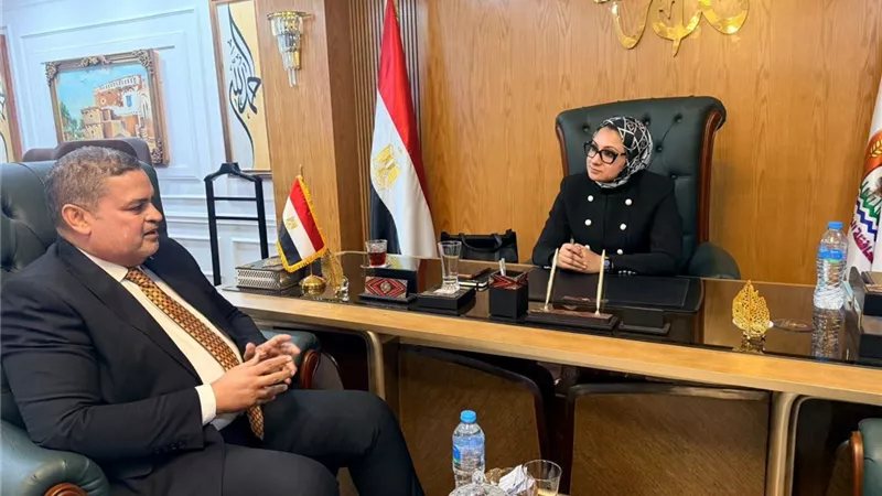 محافظ الوادي الجديد تبحث إطلاق المرحلة الأولى من مبادرة «القرية المنتجة»