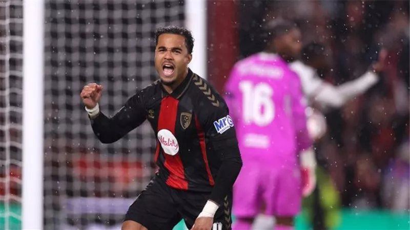 الدوري الأوروبي، بورنموث يتقدم على ميلان 0/2 وحالة طرد في الشوط الأول