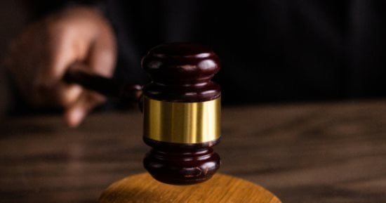 الصلح والتصالح في القضايا.. متى ينهي النزاع ومتى لا يسقط المسؤولية؟