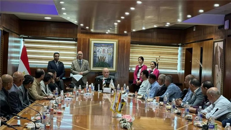 مطار القاهرة يكرم عددا من العاملين بالقطاع الهندسي في صالات السفر