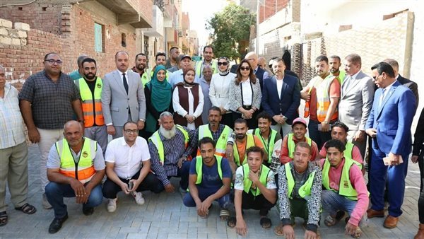 رصف 37 ألف متر مربع بالإنترلوك في الخارجة والداخلة وباريس بالوادي الجديد (فيديو)