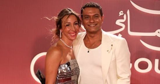 اسر ياسين يقبل زوجته علي ريد كاربت افتتاح مهرجان الجونة السينمائي