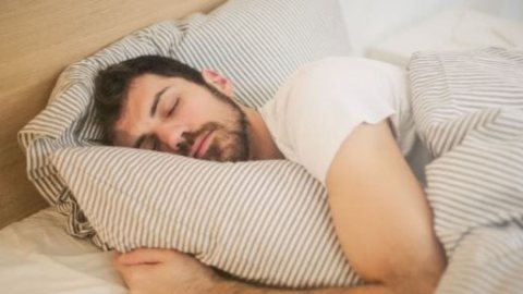 عرض شائع أثناء النوم يتجاهله الكثيرون يؤدي لفشل القلب
