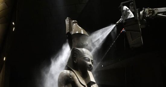 عمليات تنظيف تمثال رمسيس الثاني بالمتحف المصري الكبير.. صور