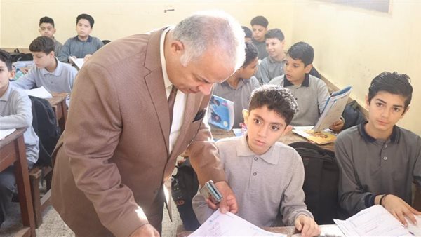 مدير تعليم الدقهلية يتابع انتظام الدراسة بمدرسة ميت مزاح الإعدادية بنين بشرق المنصورة