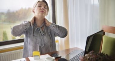 بتشتغل على اللابتوب بالساعات.. 7 نصائح بسيطة للوقاية من آلام الرقبة