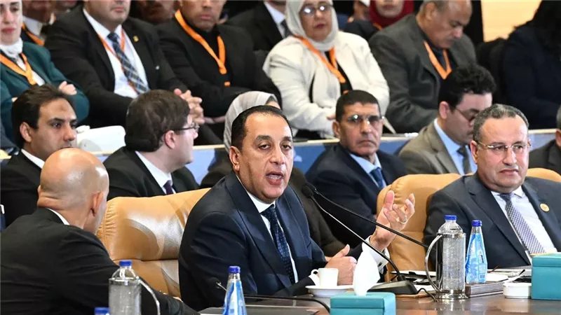 طلاب وافدون في كليات الطب ومصريون خارجها.. مدبولي يوضح سر قبول الأجانب بالجامعات المصرية