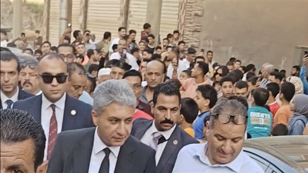 بالزغاريد والهتافات، أهالي الغربية يستقبلون وزير السياحة عقب ظهور تمثال رمسيس الثاني (فيديو)