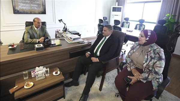 محافظ أسيوط يلتقي استشاري "القرية المنتجة"، ويتفقد مواقع مقترحة لإقامة مصانع صغيرة