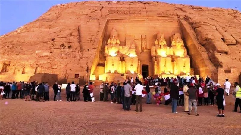 لحظة تعامد الشمس على وجه الملك رمسيس الثاني في أبو سمبل بأسوان (فيديو)