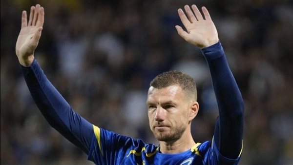 تكريم إدين دجيكو الهداف التاريخي لمنتخب البوسنة والهرسك في مباراته الأخيرة (فيديو)