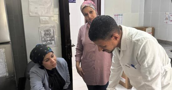 وكيل مديرية الصحة بقنا تتابع انتظام العمل بوحدة المراشدة الصحية وتحيل مسؤول المعامل للتحقيق