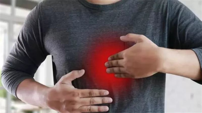 مشروبات يجب تقليلها عند المعاناة من الحموضة وارتجاع المريء