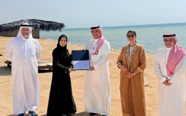تسليم أول رخصة مشغل شاطئ بالسعودية لشركة "إعمار"
