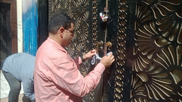 بينها قاعة أفراح وحمام سباحة، غلق وتشميع 17 محل ومنشأة غير مرخصة في أسيوط