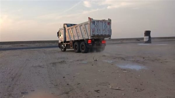 محافظ البحر الأحمر يضبط سيارة تلقي مخلفات ويغرم سائقها 100 ألف جنيه