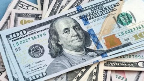سعر الدولار يرتفع بشكل مفاجئ خلال التعاملات الصباحية اليوم الأحد