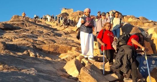 سانت كاترين تستقبل 525 سائحا وسط تزايد الحركة السياحية