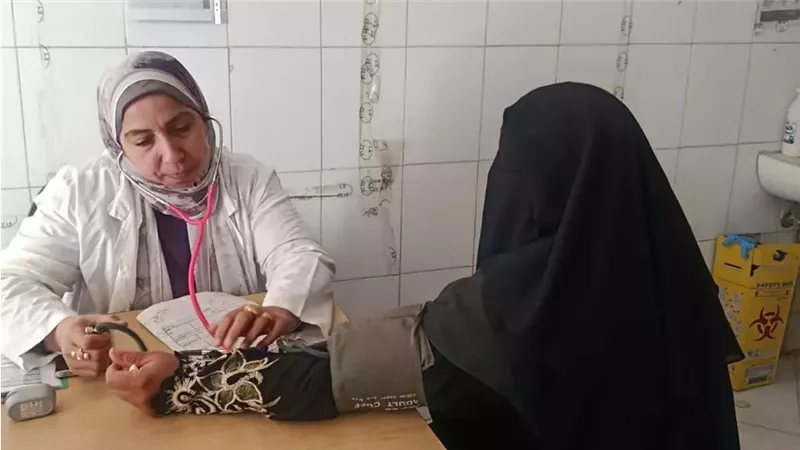 الكشف على 679 مواطنا خلال قافلة طبية بقرية حجازة قبلي في قنا