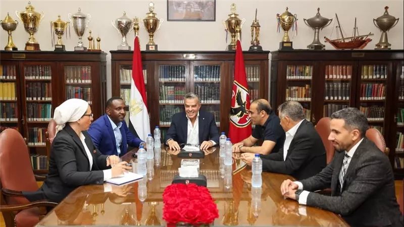الأهلي يستقبل رئيس رابطة الأندية الأفريقية لبحث سبل التعاون ويهديه قميص النادي (صور)