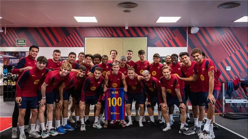 لاعبو برشلونة يحتفلون مع زميلهم أولمو بالمشاركة رقم 100 مع برشلونة (فيديو)