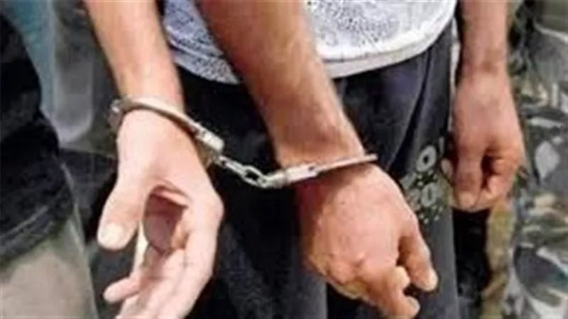 الجلوس أمام مدخل عقار يشعل مشاجرة بين سيدتين وأسرة من 5 أفراد في البساتين