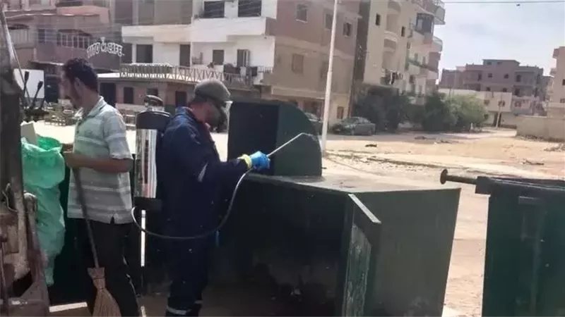 لأول مرة بالإسماعيلية، تطهير صناديق القمامة عقب تفريغها بفايد
