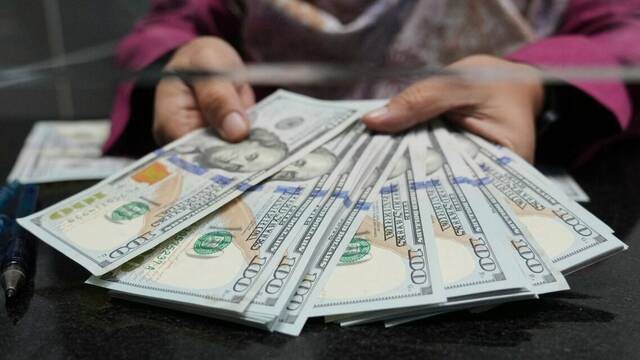 الدولار يرتفع بدعم النفط وترقب محضر الفيدرالي وتوقعات رفع الفائدة