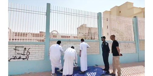 بالفيديو.. بتوجيهات النائب الأول.. ضبط عابث بجدار مدرسة وإلزام ذويه بإعادة طلائه