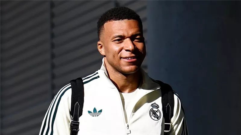 ريال مدريد يطير إلى برشلونة لخوض مباراة الكلاسيكو (فيديو)