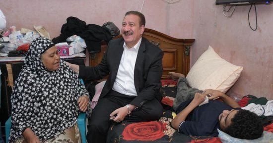 محافظ بورسعيد يستجيب لاستغاثة سيدة سبعينية لحفيدها المصاب بشلل دماغي